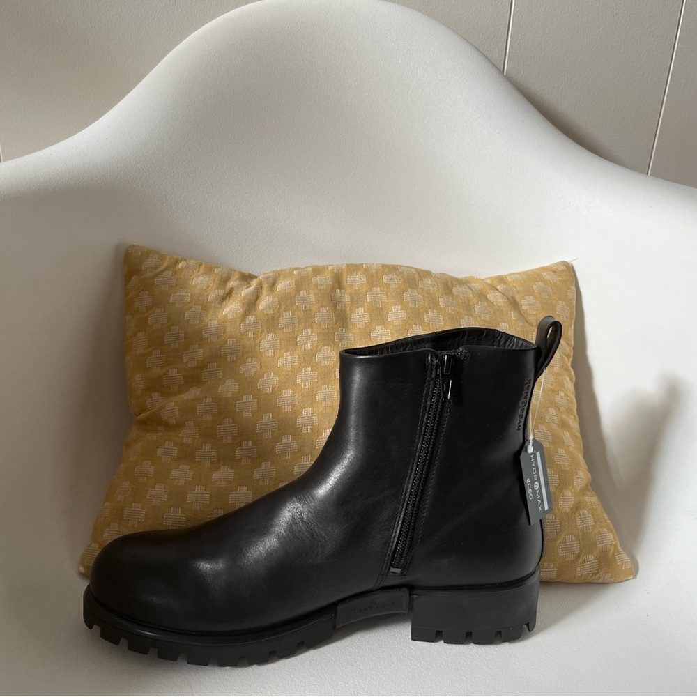 Classic New Ecco Modtray Chelsea boots. Water resistant. EU Size 40. NWT.